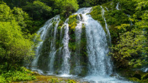 Der Wasserfall, der den Weg überflutete
