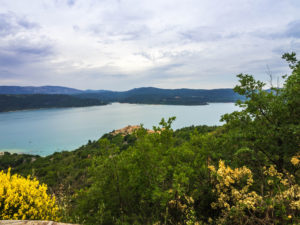 Blick über den Lac-de-Sainte-Croix bei Sainte-Croix-du-Verdon