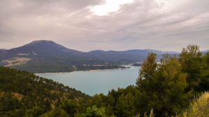 Blick über den Lac-de-Sainte-Croix bei Sainte-Croix-du-Verdon