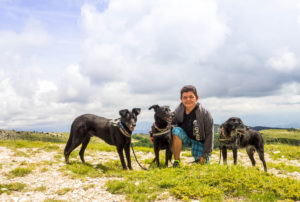 Melanie mit den Hunden am Montagne de Lure