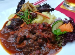 Wasserbüffel mit Kartoffelpüree im Restaurant St. Ilona