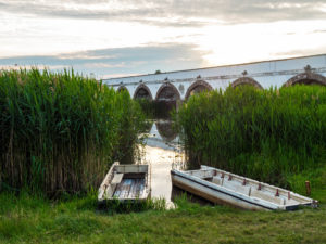 Neunbogenbrücke mit Booten