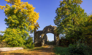 Eingangstor zur Ruine Bramberg