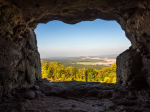 Blick durchs Burgfenster der Ruine Bramberg