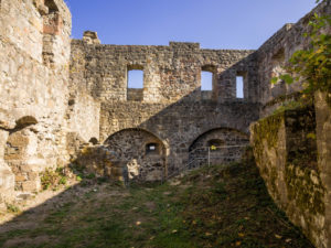 Das Burginnere der Ruine Bramberg