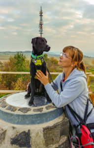 Iris mit Gino am Aussichtspunkt der Hohen Geba